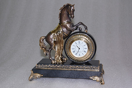 Часы с конем